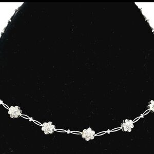 Elegant 14kt White Gold And Diamond Necklace Minimalist Floral Design